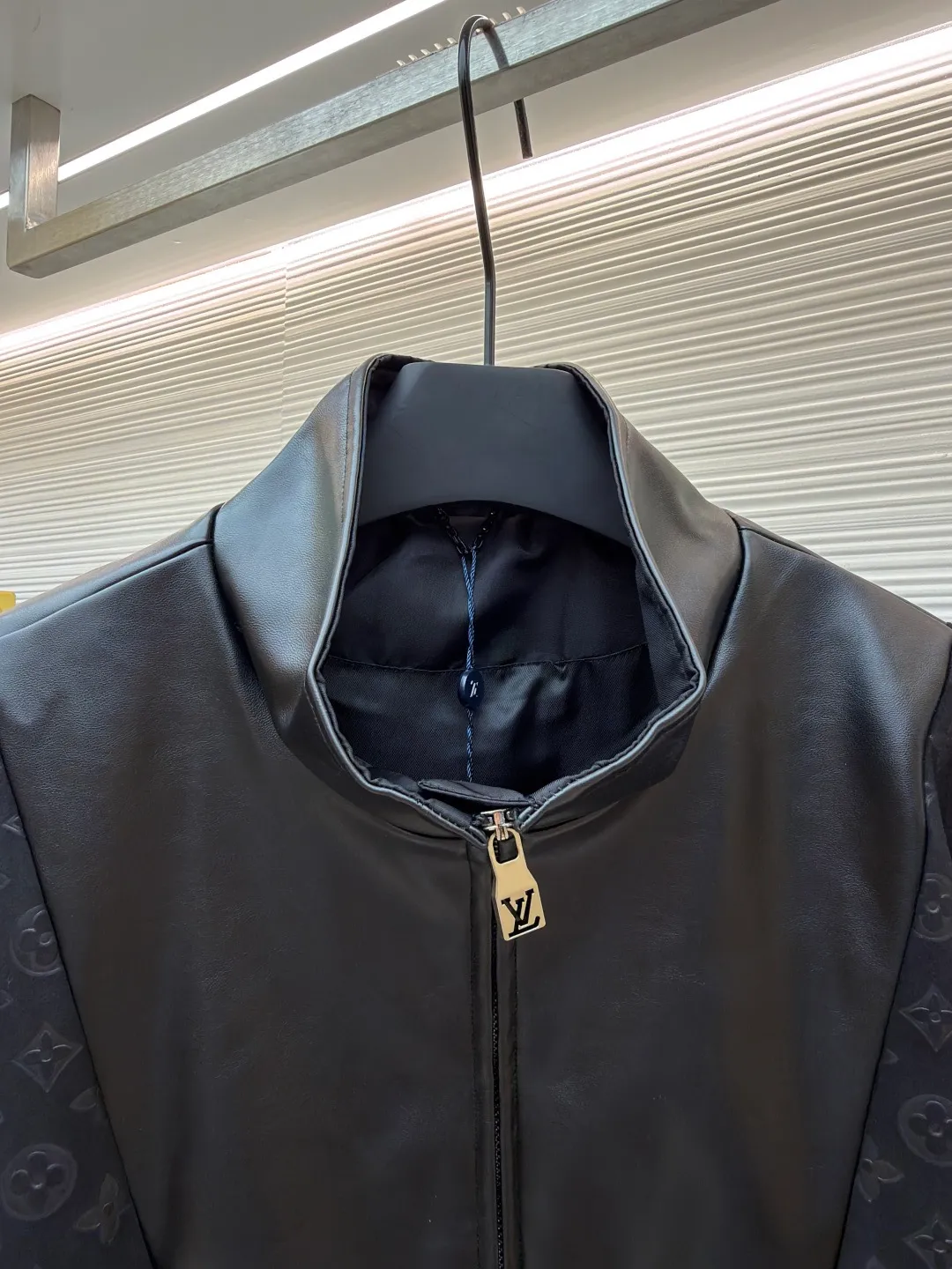 LOUIS VUITTON Presbyopic embossed stitching leather jacket ●Original version: Purchased and developed at 32999 ●Item number: 1681437-C10 ●Fabric: nylon fabric ●Technology: embossed production ●Version: fitted version ●Weight: about 815 grams ●Size: S-M-L-XL ●Description: The main body of the garment is made of 100% nylon material, which is very breathable. You will not feel stuffy at all when wearing it. The cuffs, collar and front are all made of soft sheep leather, which is smooth to the touch and has a full texture! Classic Monogram embossed suede leather inserts. The high collar design with elastic cuffs and hem is not only windproof and warm, but also allows you to move freely without feeling restricted at all! The zipper opening and closing design on the side is also very considerate, making it very convenient to put on and take off. There are also practical pockets on both sides, which can hold many small items. It is fully functional and can be matched with many types of clothing to create a fashionable look. The overall wiring is straight and delicate, the fabric is comfortable and soft, and the color is consistent without color difference. It can be matched with the same style to create a fashionable look and control various occasions. Customized accessories, complete with three standards, same style for men and women!